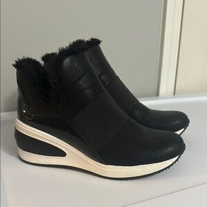 DKNY Women's Black Fur-Lined Slip-On Sneakers Size 7.5